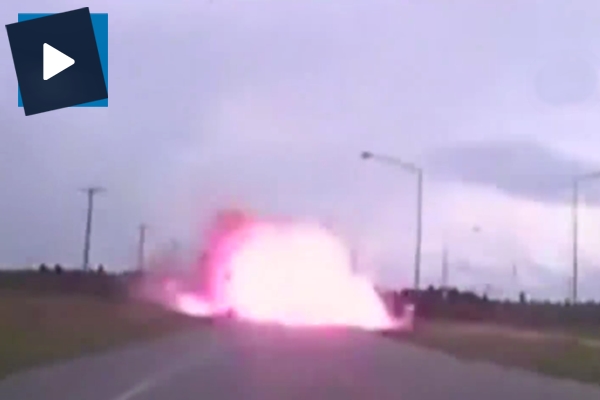 Seyir halindeki araç bomba gibi patladı