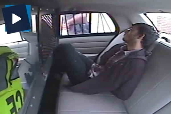 Kaza yapan polis arabasının arka camından böyle uçtu!