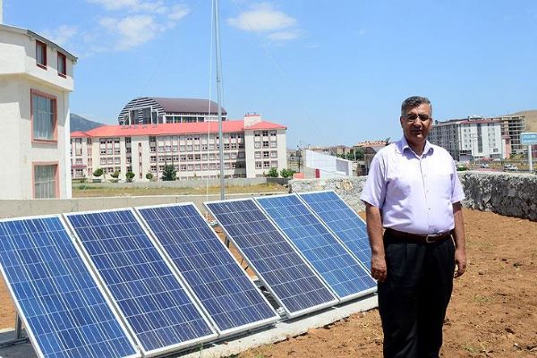 Bitlis'te üniversite kampüsünde rüzgar ve güneşten elektrik üretiyor