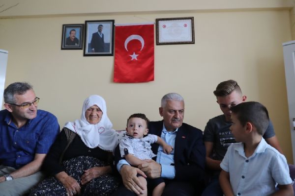 Binali Yıldırım'dan 15 Temmuz şehidinin ailesine ziyaret