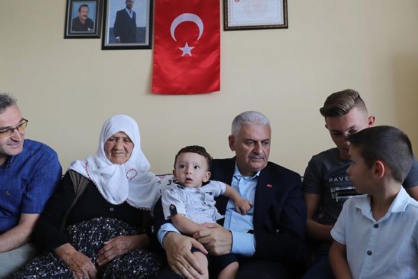 Başbakan Yıldırım'dan 15 Temmuz şehidinin ailesine ziyaret