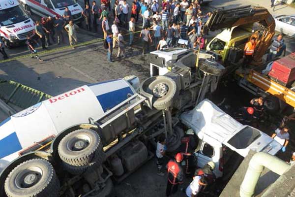 Beton mikseri aracın üstüne devrildi