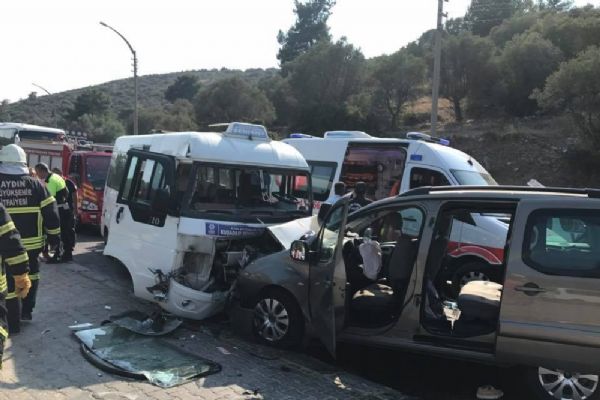 Aydın'da dolmuş ile minibüs çarpıştı: 8'i turist 16 yaralı