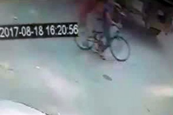 Esenyurt'ta  2 çocuk hafriyat kamyonunun altına girdi