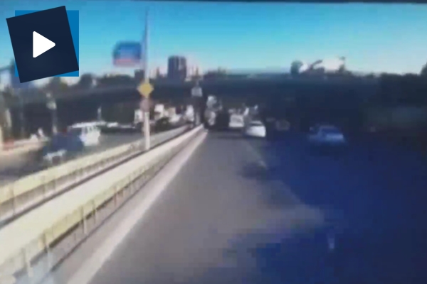 Beton mikseri köprü üzerinden düştü