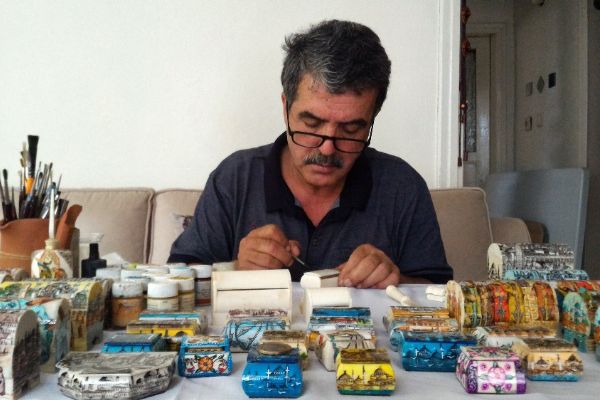 İstanbul'da 37 yıldır deve kemiğini sanata dönüştürüyor