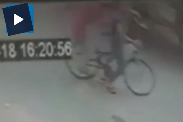 Bisikletli çocuklar hafriyat kamyonunun altına girdi