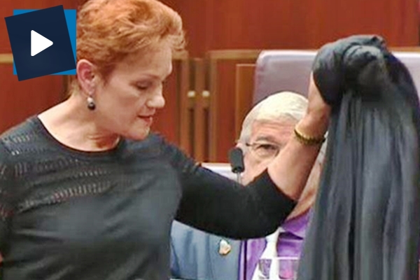 Irkçı vekili gittiği restorandan kovdular!