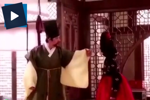 Koreli oyuncu kameramanın kafasını böyle yardı