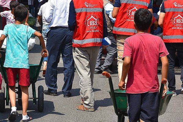 Mobil ekipler sokakta çalışan çocuklar için görevde