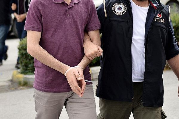 FETÖ firarisi eski binbaşı ve eşi yakalandı