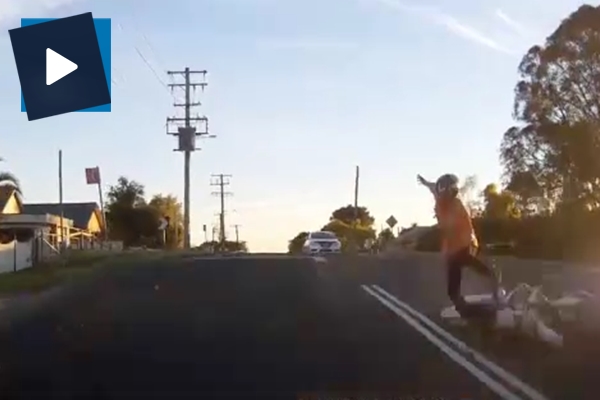 Motosikletten fırlayan sürücü araca böyle çarptı