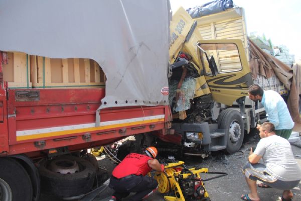 TEM otoyolunda emniyet şeridindeki tıra çarptı: 1 ölü, 1 yaralı