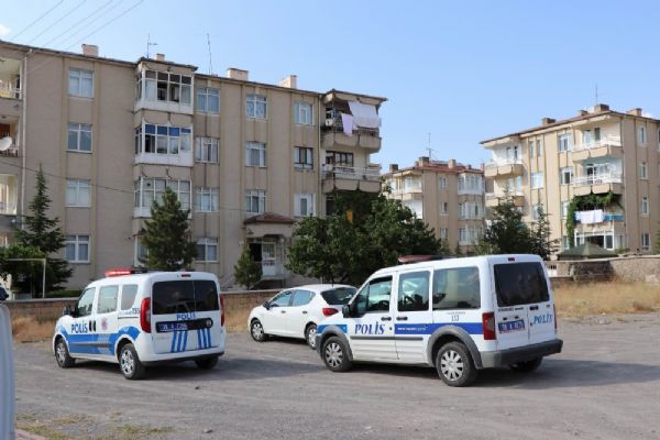 Kayseri'de eski eşini vurdu, balkondan atladı
