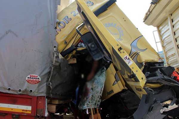 Bolu'da kamyon ile tır çarpıştı