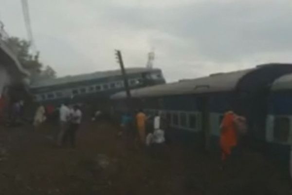 Hindistan'da tren raydan çıktı: 20 ölü, 150 yaralı