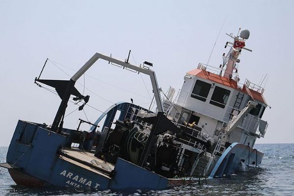 Karaya oturan gemi yan yattı