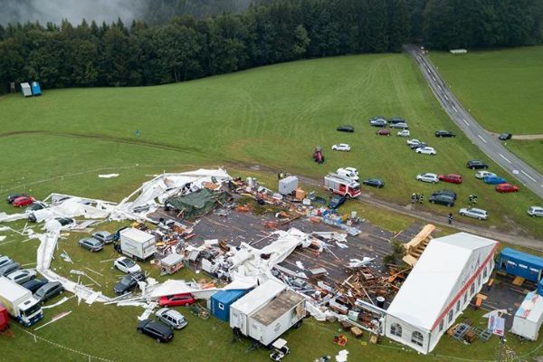 Avusturya'da rüzgar panayır çadırını devirdi