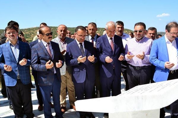 Bekir Bozdağ: 'Birtakım hesaplar yapmak isteyenler şehitliklerimize baksın'