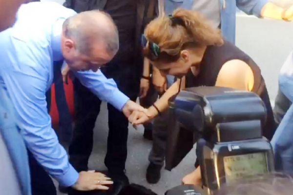 Cumhurbaşkanı Recep Tayyip Erdoğan 'Cesur' köpek için otobüsten indi