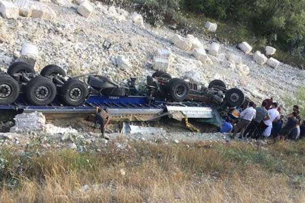 Erzurum'da TIR yayalara çarptı