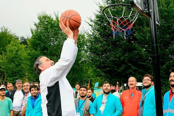 Bakan Bak gençlerle spor yaptı