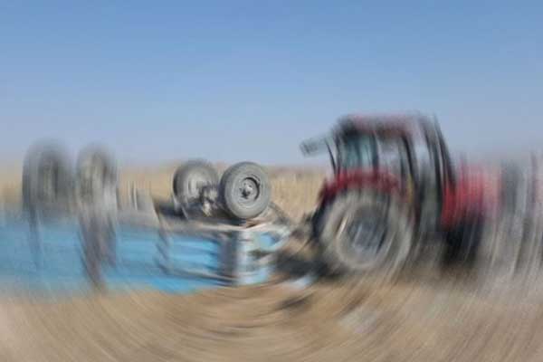 Ardahan'da traktör devrildi