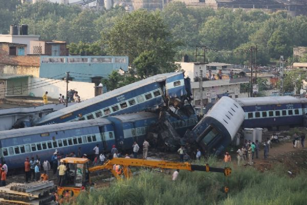 Tren faciasında ölü sayısı 23'e yükseldi