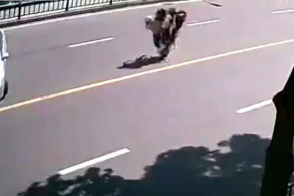 Sert fren yapan motosiklet takla attı