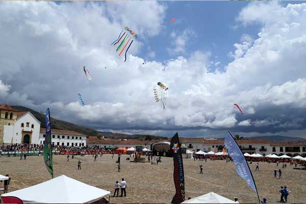 Kolombiya'da uçurtma festivali