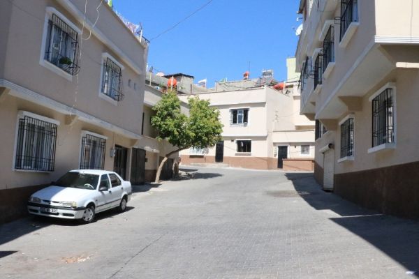 57 kişinin katledildiği sokaktaki evlerin çoğu satılığa çıkarıldı