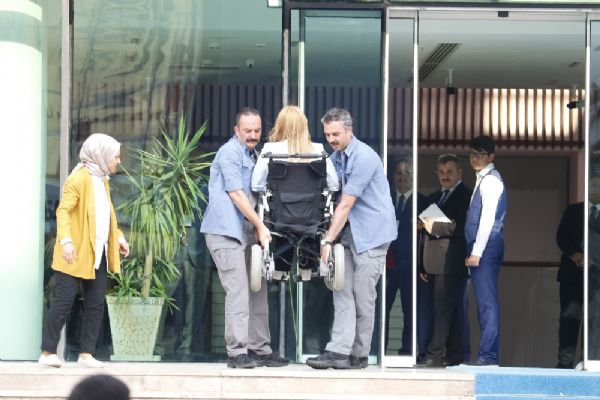 Engelli milletvekilini Cumhurbaşkanı korumaları taşıdı