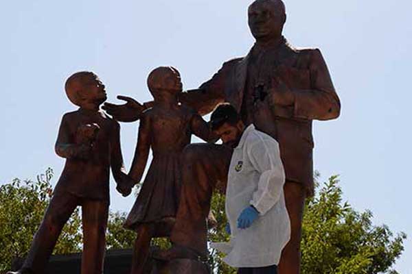 Atatürk Anıtı'na saldıran kişi tutuklandı