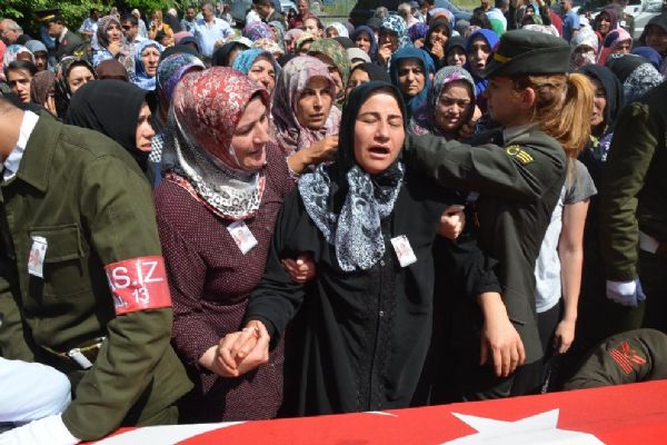 Şehidin cenaze namazını babası kıldırdı