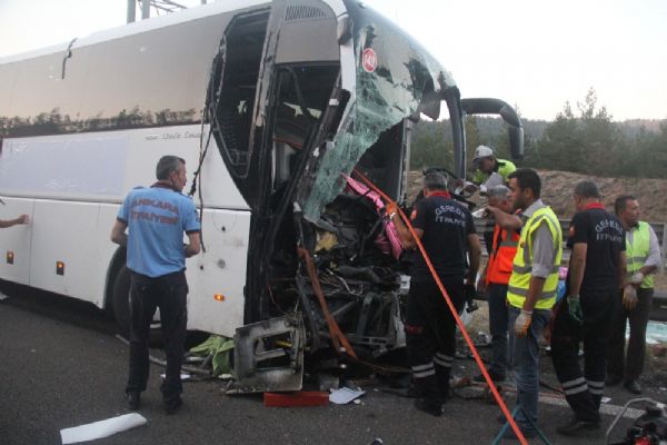 Yolcu otobüsü ile kamyon çarpıştı: 1 ölü, 21 yaralı