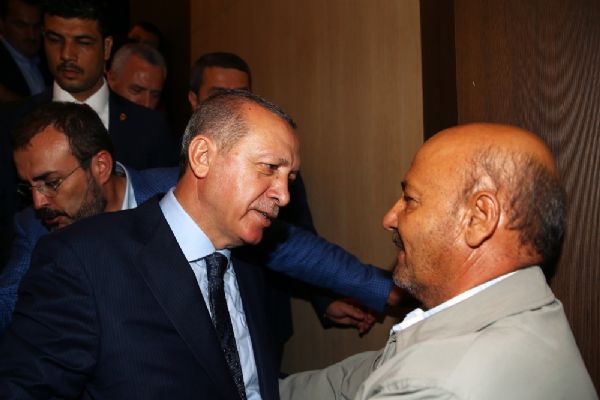 Cumhurbaşkanı Erdoğan, şehit babası ile kucaklaştı
