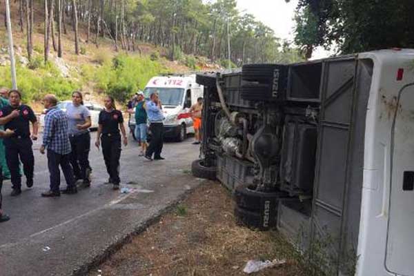 Antalya'da midibüs devrildi