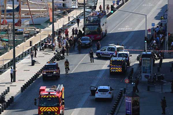 Marsilya'da bir araç otobüs durağına çarptı