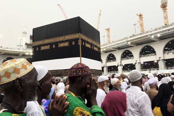 Kabe'de hacı adaylarının yağmur sevinci