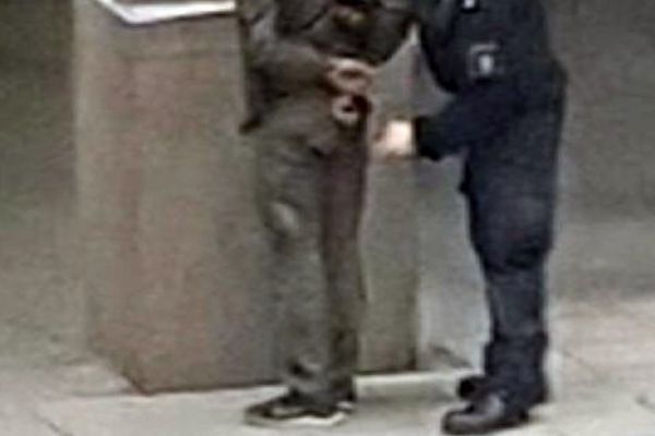 Heykele bomba yerleştirmeye çalışırken yakalandı