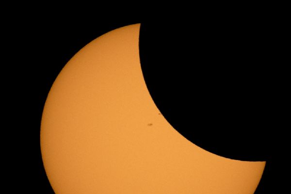 Tam Güneş tutulması izlenmeye başlandı