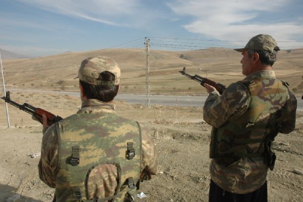 Diyarbakır'da koruculara saldırı: 1 yaralı