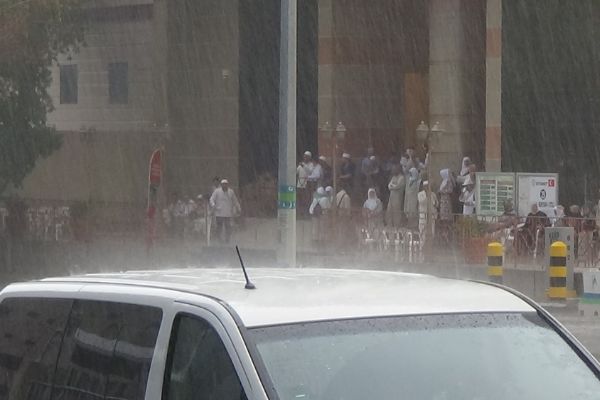 Hacı adaylarına yağmur sürprizi