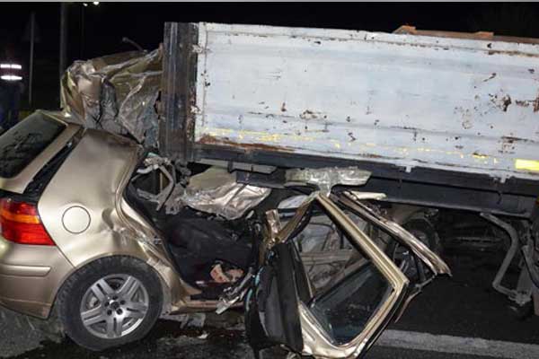 Otomobil TIR'a çarptı