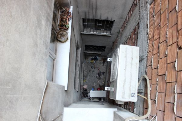 Camdan sarkan çocuk apartman boşluğuna düştü