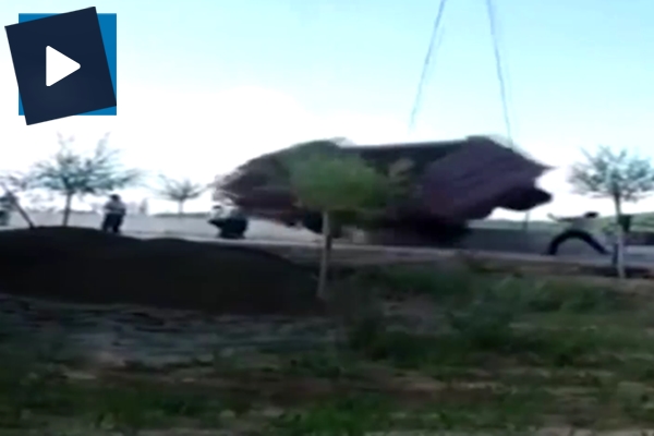 Çin'de korkunç kaza! Kamyon işçinin üzerine düştü!