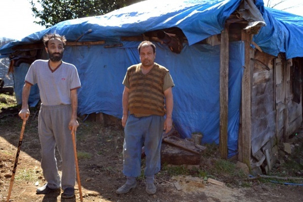 İki kardeşin harabe evde zorlu yaşam mücadelesi