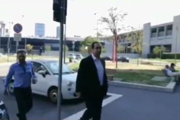 Fenerbahçeli yöneticiler Milan kulüp binasında