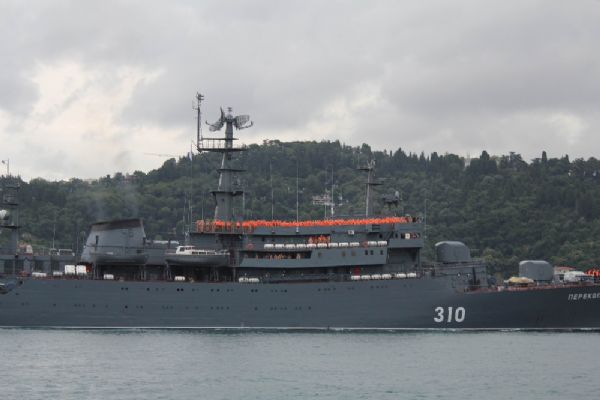 Rus savaş gemisi Boğaz'dan geçti