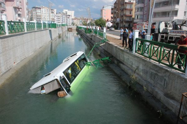 Minibüs sulama kanalına düştü: 5 kişi yaralı